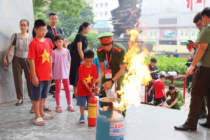 Trải nghiệm kỹ năng phòng và thoát nạn trên các phương tiện PCCC