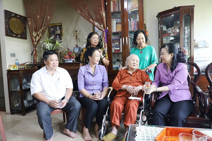 Lãnh đạo Bộ Y tế thăm và tri ân gia đình liệt sĩ, bác sĩ Đặng Thùy Trâm