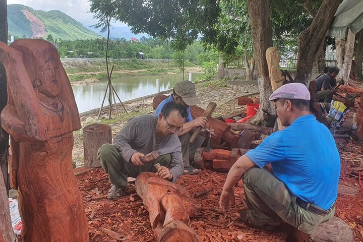 Trao thưởng tác phẩm điêu khắc xuất sắc về truyền thống người dân tộc Cơ Tu