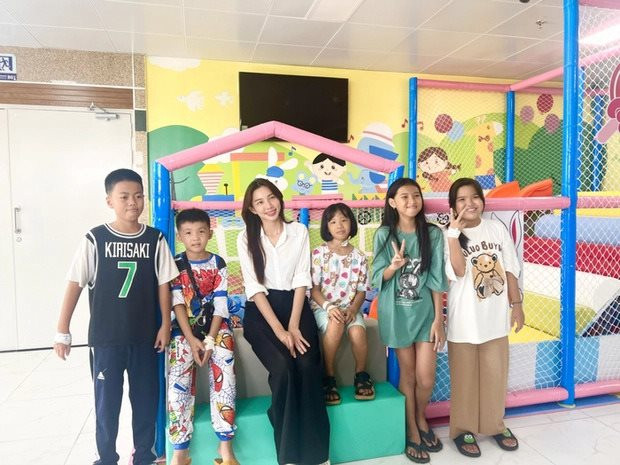 Hoa hậu Thùy Tiên trao tặng khu vui chơi cho bệnh nhân nhi trên cả nước