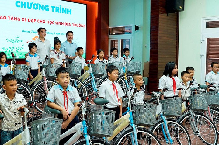Trao tặng xe đạp, tiếp bước học sinh nghèo hiếu học đến trường