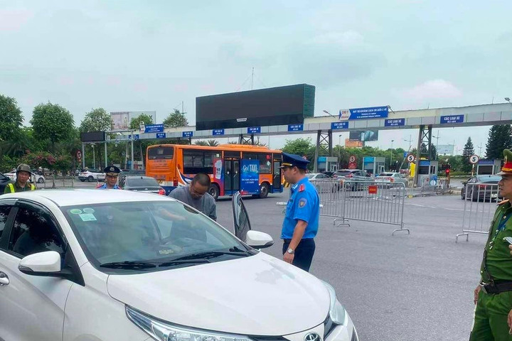 Thanh tra GTVT Hà Nội: Tiếp tục nâng cao hiệu quả công tác kiểm tra, xử lý vi phạm xe taxi thu giá cước không hợp lý theo phản ánh của người dân