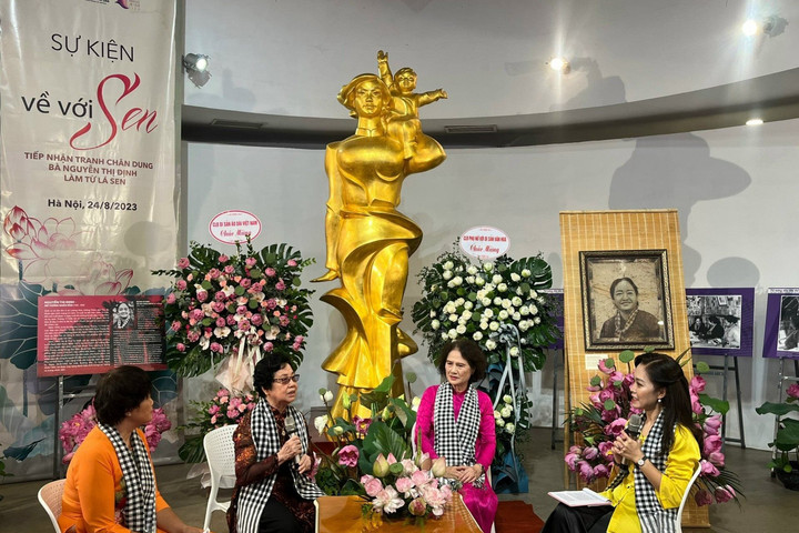 Bảo tàng Phụ nữ Việt Nam tiếp nhận tranh chân dung nữ tướng Nguyễn Thị Định làm từ lá sen
