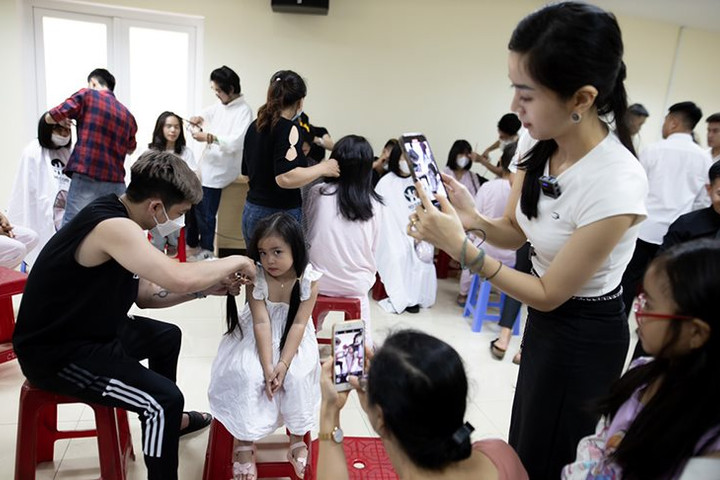 Hàng chục thợ làm tóc Hà Nội vào Huế tạo mẫu “Tóc cho người bệnh ung thư”