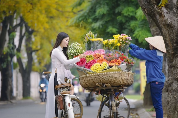 Có một Hà Nội lãng mạn và nhân hậu trong thơ Nguyễn Phan Quế Mai