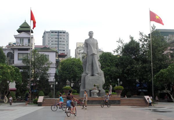 Khu tưởng niệm đồng chí Hoàng Văn Thụ (quận Hoàng Mai)