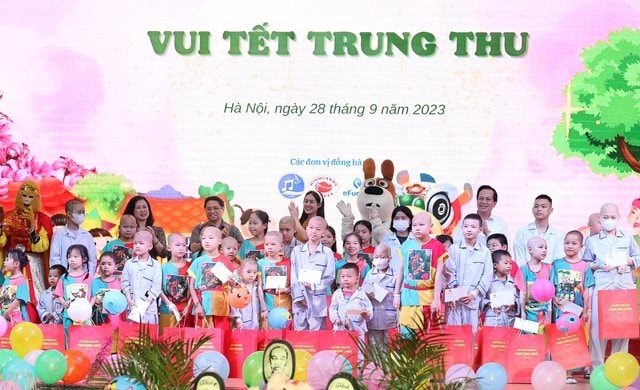 Thủ tướng chung vui Tết Trung thu với các bệnh nhi tại Viện Huyết học - Truyền máu Trung ương