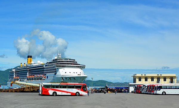 Nhiều tàu biển hạng sang cỡ lớn cập cảng Chân Mây, đưa khách du lịch đến Cố đô Huế