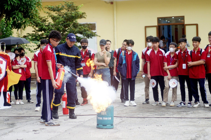 Học sinh, sinh viên Thủ đô được trải nghiệm kỹ năng chữa cháy, thoát nạn