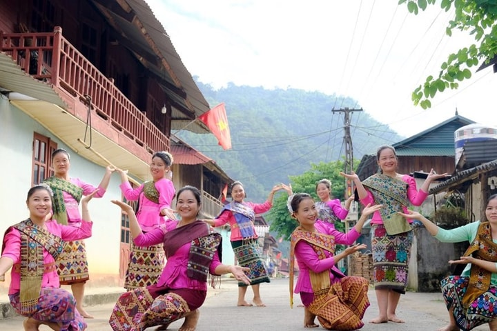 “Múa của người Lào” và “Lễ cúng dòng họ của người Mông trắng” được công nhận là Di sản quốc gia