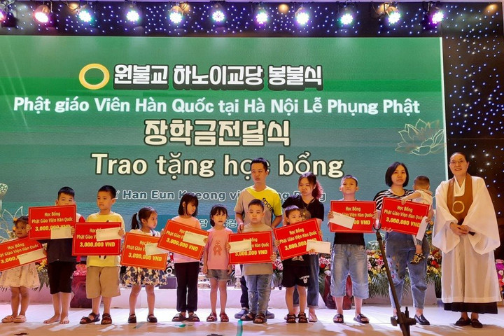 Phật giáo viên Hàn Quốc trao tặng 30 suất học bổng cho trẻ em khó khăn tại Hà Nội