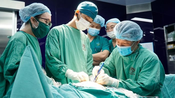 Bác sĩ Hà Nội mổ nội soi ống mật cho bé gái người Úc, kỹ thuật chỉ 2 nước làm được