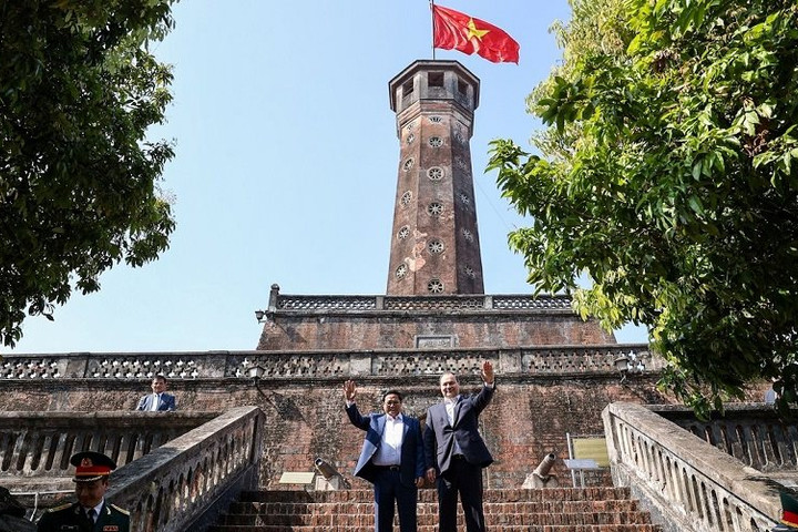 Thủ tướng Phạm Minh Chính và Thủ tướng Belarus thưởng thức cà phê, tham quan Cột cờ Hà Nội