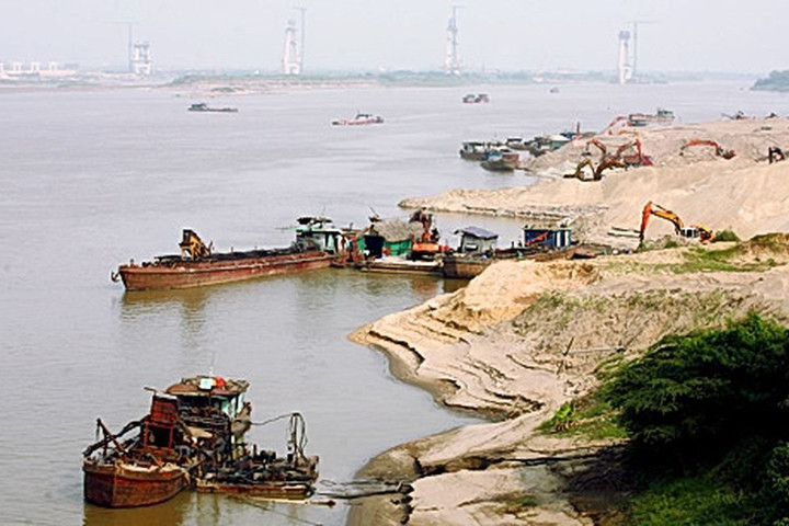 Chủ tịch Hà Nội yêu cầu kiểm tra, xử lý cát tặc trên sông Hồng