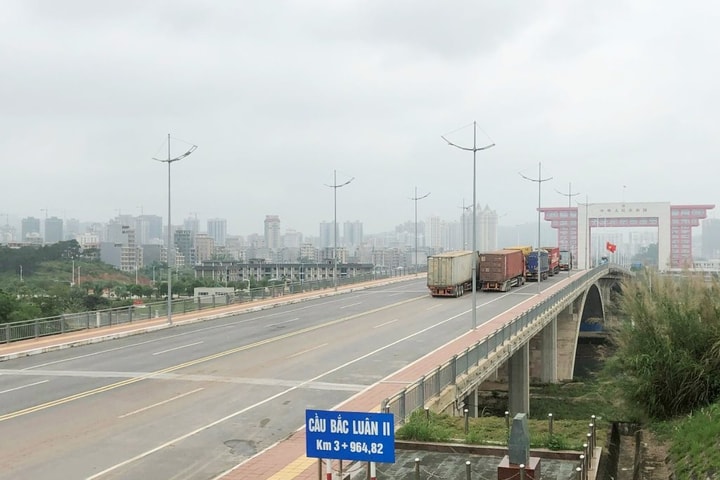 Khách du lịch đã được thông quan qua Cửa khẩu Bắc Luân II (tỉnh Quảng Ninh)