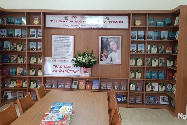 Trao tặng "Tủ sách Đặng Thùy Trâm" tại Mê Linh
