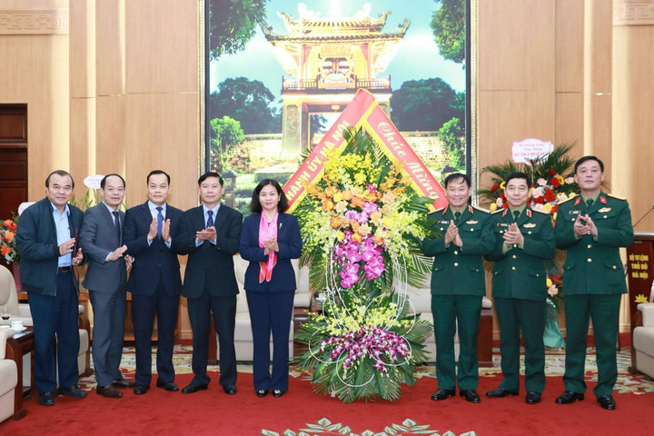 Lãnh đạo thành phố Hà Nội chúc mừng cán bộ, chiến sĩ Bộ Tư lệnh Thủ đô