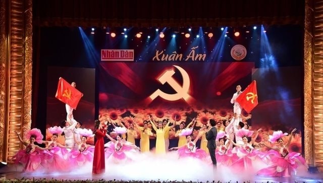 "Xuân ấm" 2024 trao tặng 20 sổ tiết kiệm và 40 suất học bổng