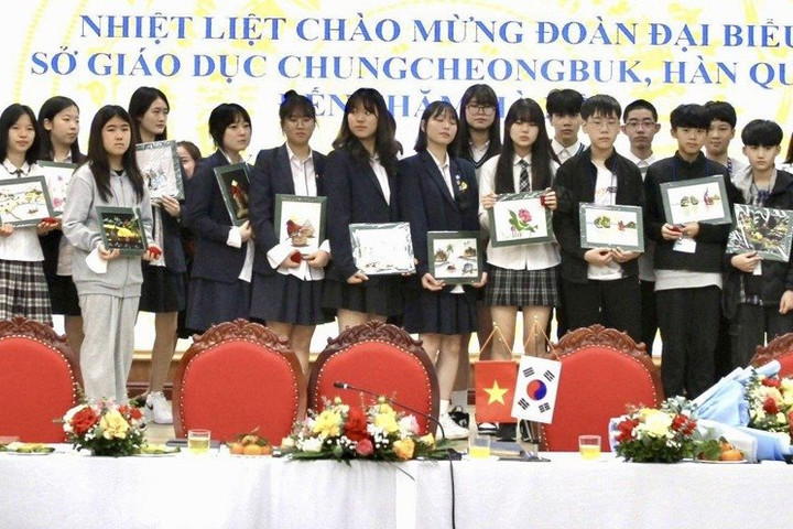 Học sinh Hàn Quốc giao lưu học tập, trải nghiệm văn hoá tại Hà Nội