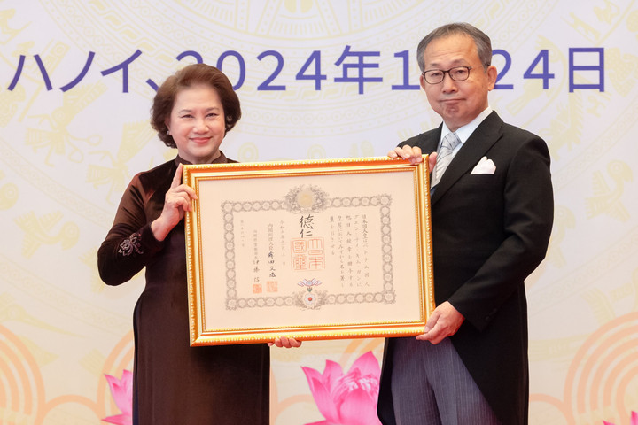 Nguyên Chủ tịch Quốc hội Nguyễn Thị Kim Ngân nhận Huân chương cao quý của Nhật bản