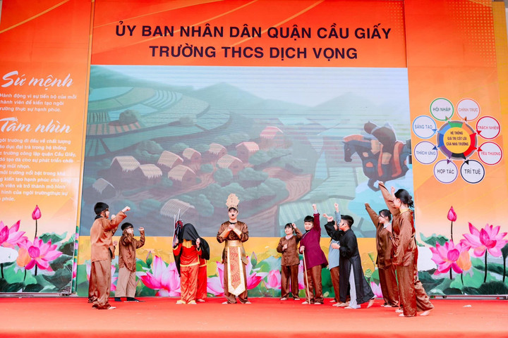 Trường THCS Dịch Vọng (Cầu Giấy): Sân khấu hoá tác phẩm văn học được thể hiện trong ngày hội "Sắc Xuân Dịch Vọng"