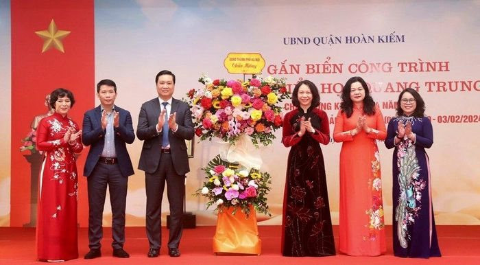Hoàn Kiếm: Lễ gắn biển công trình Trường TH Quang Trung chào mừng 94 năm ngày thành lập Đảng