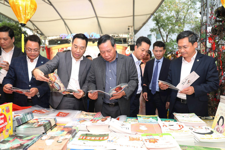 Phố Sách Xuân Giáp Thìn: Khởi đầu hoạt động phát triển văn hóa đọc của Thủ đô Hà Nội năm 2024