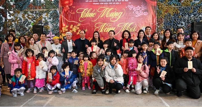 Phó Thủ tướng Trần Hồng Hà chúc Tết trẻ em mồ côi, người già neo đơn, các chiến sĩ PCCC Hà Nội