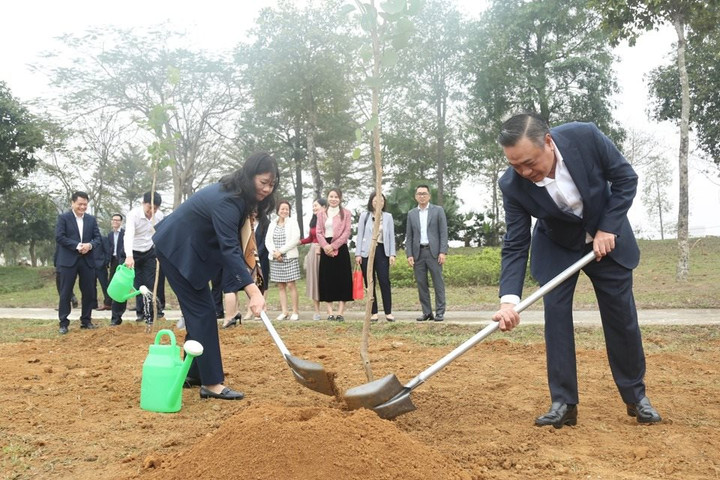 Chủ tịch UBND Thành phố Hà Nội Trần Sỹ Thanh trồng cây, chúc Tết tại Khu công nghệ cao Hoà Lạc