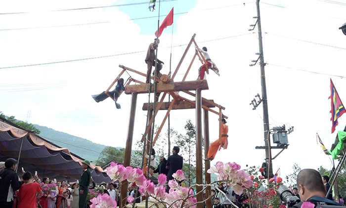Khai hội, phục dựng trò chơi dân gian Đu tiên làng Phú Gia
