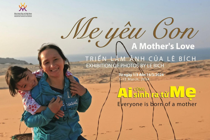 Nhiếp ảnh gia Lê Bích giới thiệu bộ ảnh “Mẹ yêu con” với công chúng Thủ đô Hà Nội