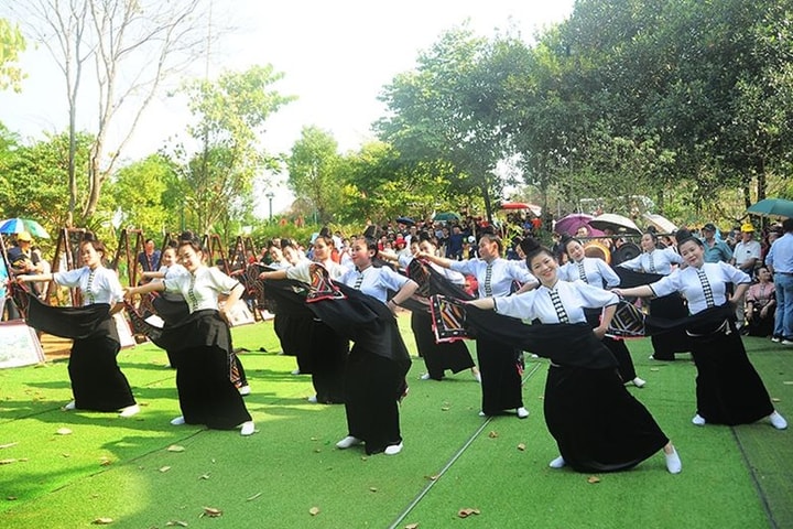 Khám phá sắc màu văn hóa trong “Ngày hội hoa ban”