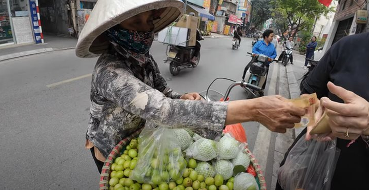 Hà Nội xử phạt người bán hàng rong bán túi táo nhỏ giá 200.000 đồng cho du khách nước ngoài