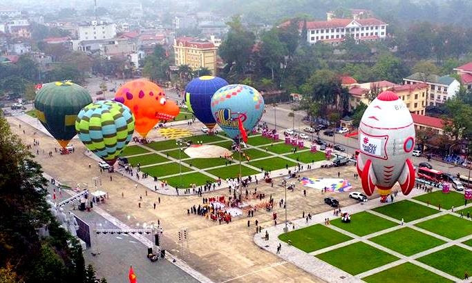 Phi công phi nước ngoài tham gia lễ hội khinh khí cầu quốc tế Tuyên Quang