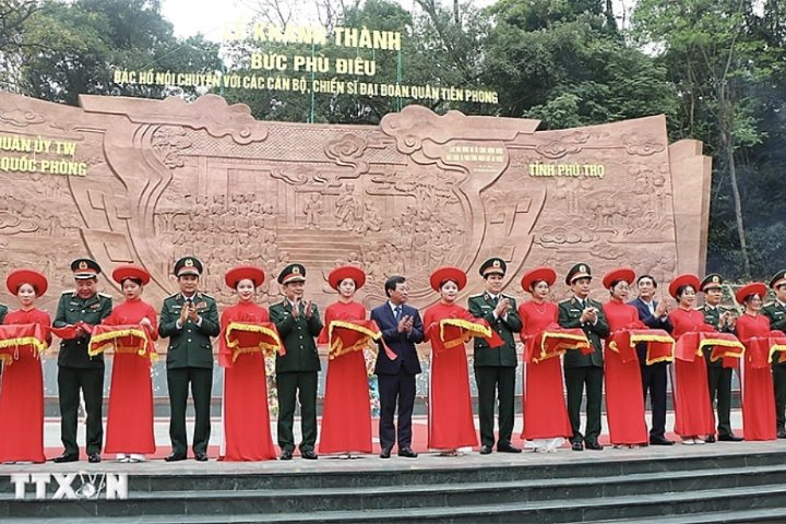 Lễ khánh thành Bức phù điêu “Bác Hồ nói chuyện với cán bộ, chiến sĩ Đại đoàn Quân Tiên Phong”