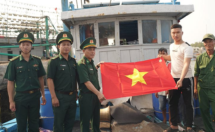 Người dân biên giới biển Quảng Ngãi được trao tặng cờ Tổ quốc và “móc khóa đường dây nóng”