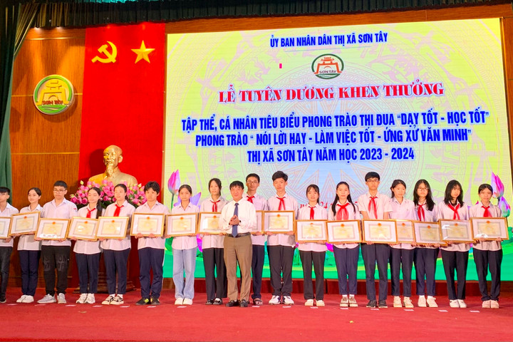 Thị xã Sơn Tây tôn vinh “những bông hoa tươi thắm nhất trong vườn hoa của tuổi trẻ học đường”