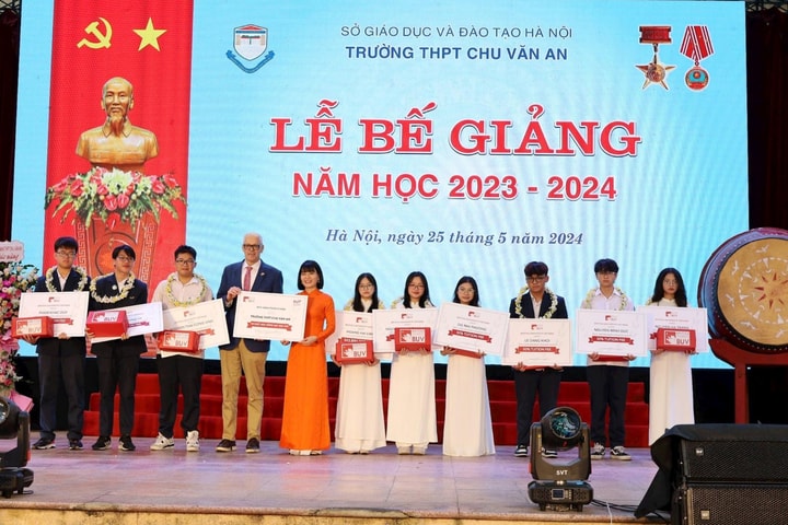 Lễ bế giảng nhiều cảm xúc của học sinh Trường THPT Chu Văn An