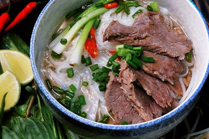 Lần đầu ăn phở xếp hàng