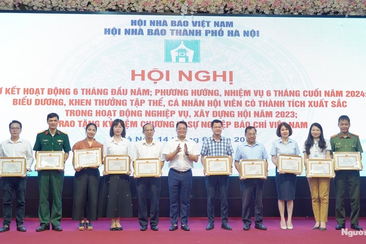 Tạp chí Người Hà Nội được UBND thành phố Hà Nội tặng bằng khen vì thành tích xuất sắc tại Hội Báo Xuân 2024