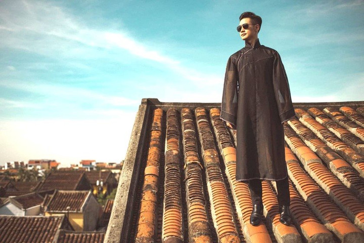 Quảng Nam yêu cầu kiểm tra việc ca sĩ Đức Tuấn leo lên mái nhà cổ Hội An chụp ảnh