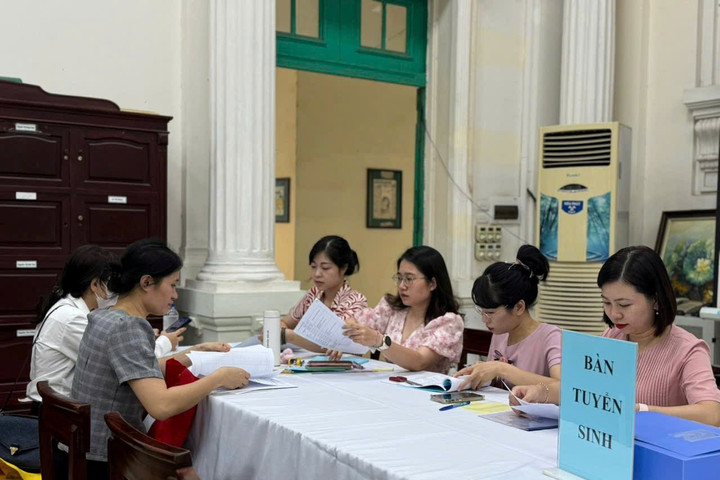 Nhiều phụ huynh phấn khởi đăng ký tuyển sinh tại Hà Nội