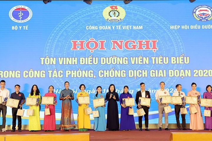 Tôn vinh các điều dưỡng viên tiêu biểu trong phòng chống dịch