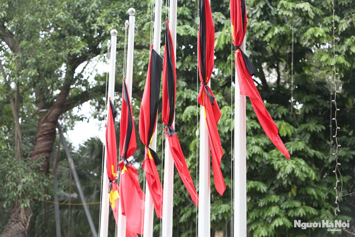 Tưởng nhớ Tổng Bí thư Nguyễn Phú Trọng, nhiều công sở, di tích tại Hà Nội treo cờ rủ