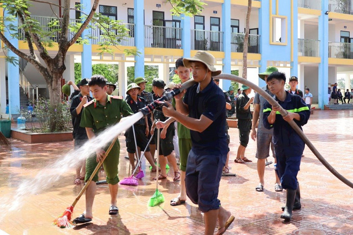 Hà Nội hết mưa, nhanh chóng tổng vệ sinh môi trường, khử khuẩn trường học