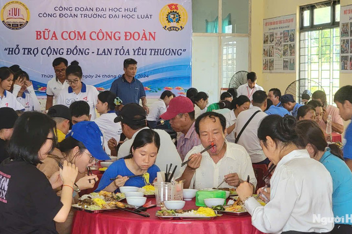 TT-Huế: Chương trình Bữa cơm Công đoàn “Hỗ trợ cộng đồng – Lan tỏa yêu thương” đến với tân sinh viên