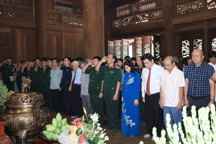 Đoàn đại biểu thành phố Hà Nội dâng hương tưởng nhớ Chủ tịch Hồ Chí Minh tại Khu Di tích K9