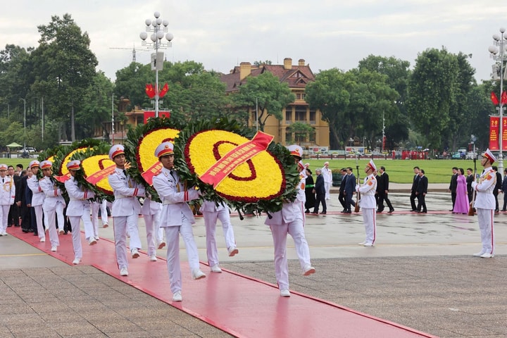 Lãnh đạo Đảng, Nhà nước và Thành phố Hà Nội vào Lăng viếng Chủ tịch Hồ Chí Minh