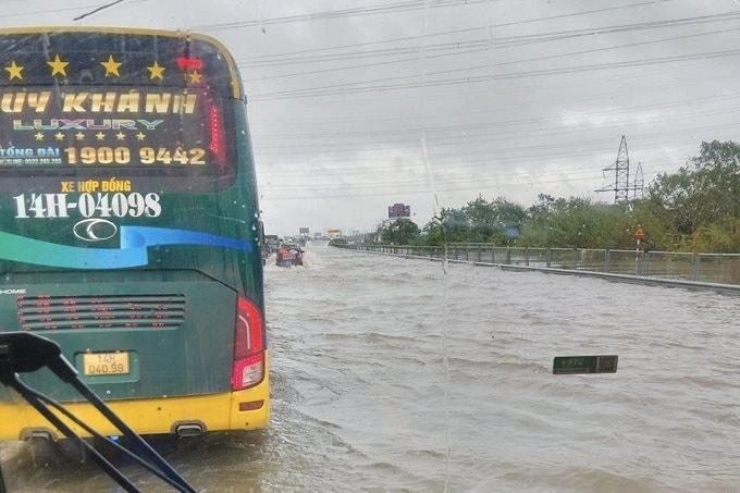 Cao tốc Pháp Vân - Cầu Giẽ ngập sâu, cấm các phương tiện di chuyển vào