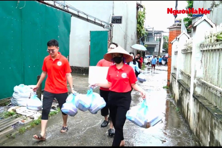 [Video] Nồng ấm tình người Hà Nội trong bão lũ